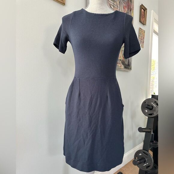 French Connection Short Sleeve Navy Blue Dress With Pockets Size 2 - Picture 3 of 8